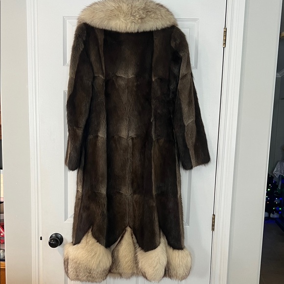 Luxurious vintage Fur Coat - Picture 2 of 4